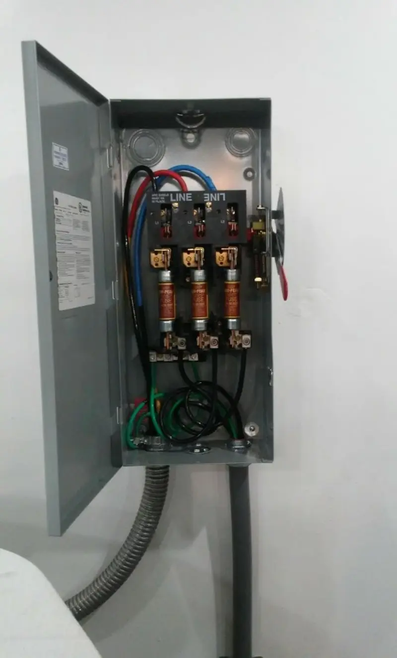 Three-phase disconnect switch installed for Smoke Detector Installation in Harlingen